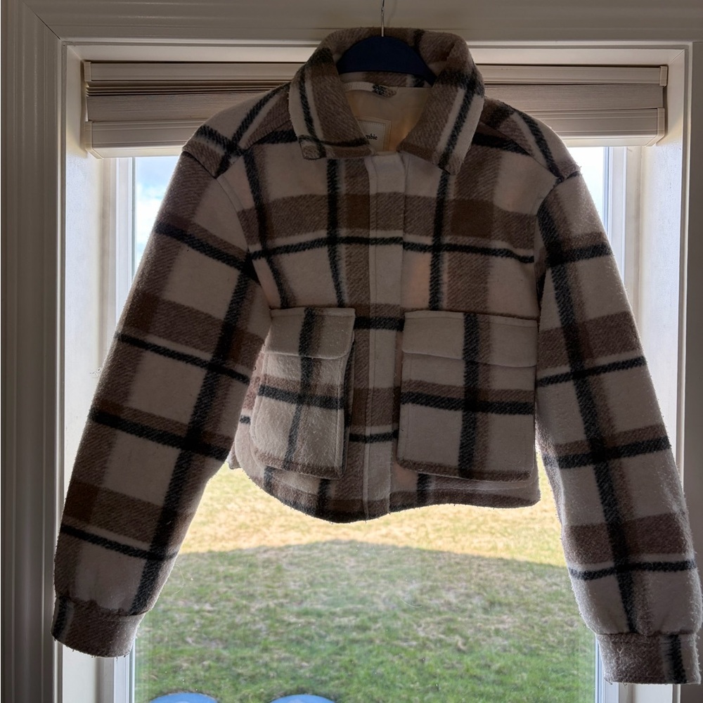 Abercrombie & Fitch cropped, plaid teddy shacked in Cream and Brown - Picture 2 of 3